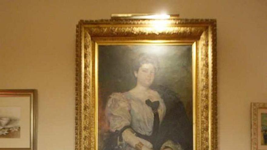 Soledad Ruiz de Lihory ante un retrato de la última baronesa de Alcalalí