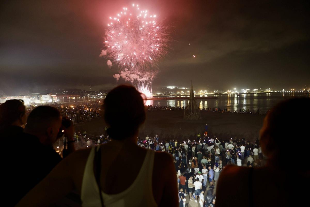 Una vista de los fuegos artificiales en Poniente.