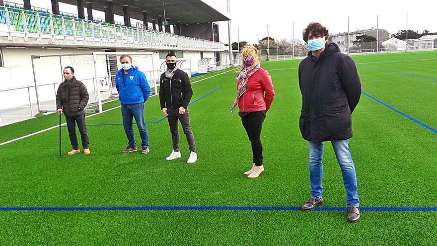 Reunión del club de Pastoriza y el Concello en el campo.   | // L.O.