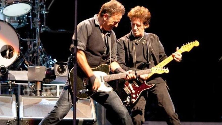 Willie Nile, a la derecha, tocando con Bruce Springsteen.