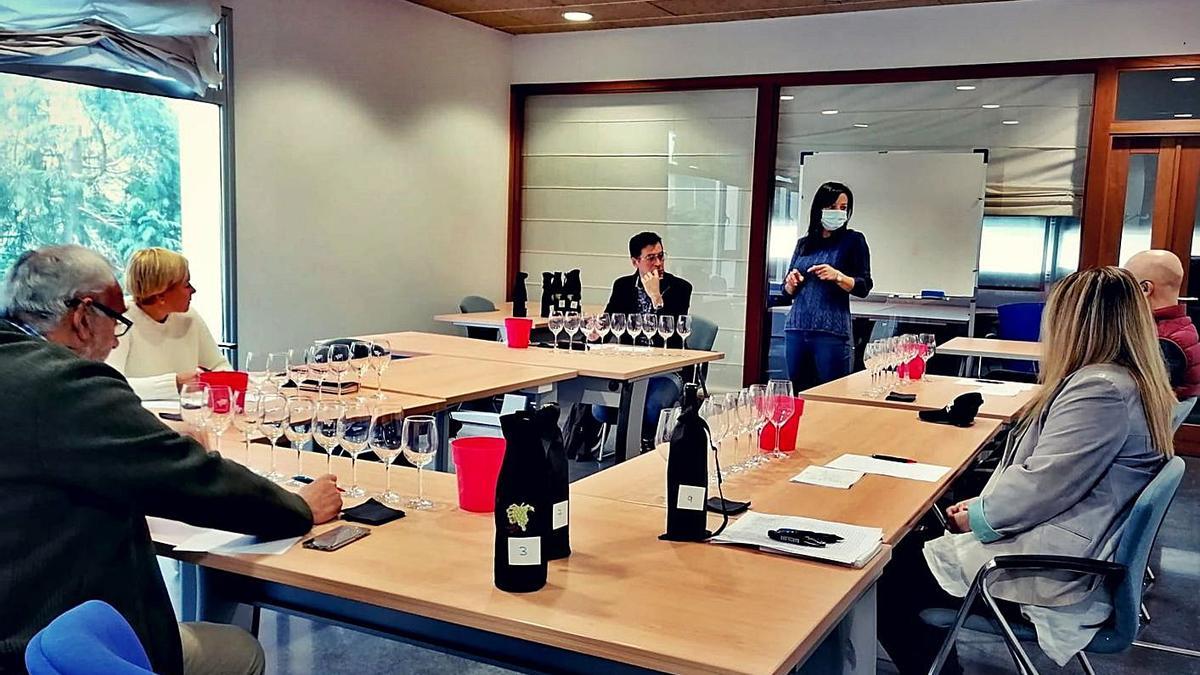 Miembros del comité de cata de la DOP Vino de Cangas, durante la primera realizada con los vinos en barrica de  roble asturiano. | Reproducción de D. Á.