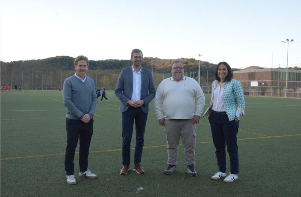 Representants de l’Ajuntament d’Olot, del Club Futbol Sant Roc i del barri, al camp municipal de Sant Roc