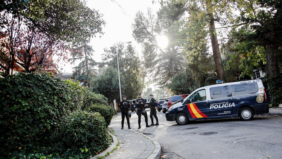 Agentes de Policía en la embajada de Ucrania en Madrid.