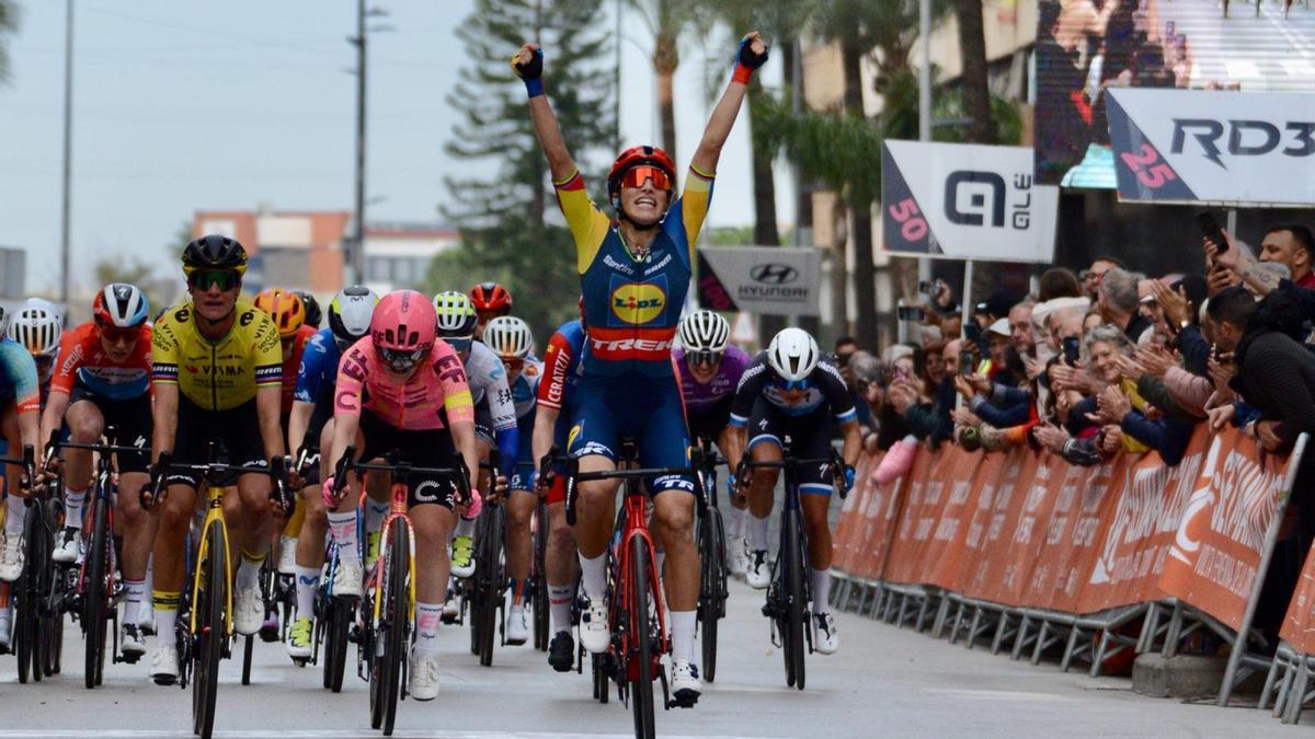 El final de la etapa de ayer en Gandia con el triunfo de la italiana Elisa Balsamo