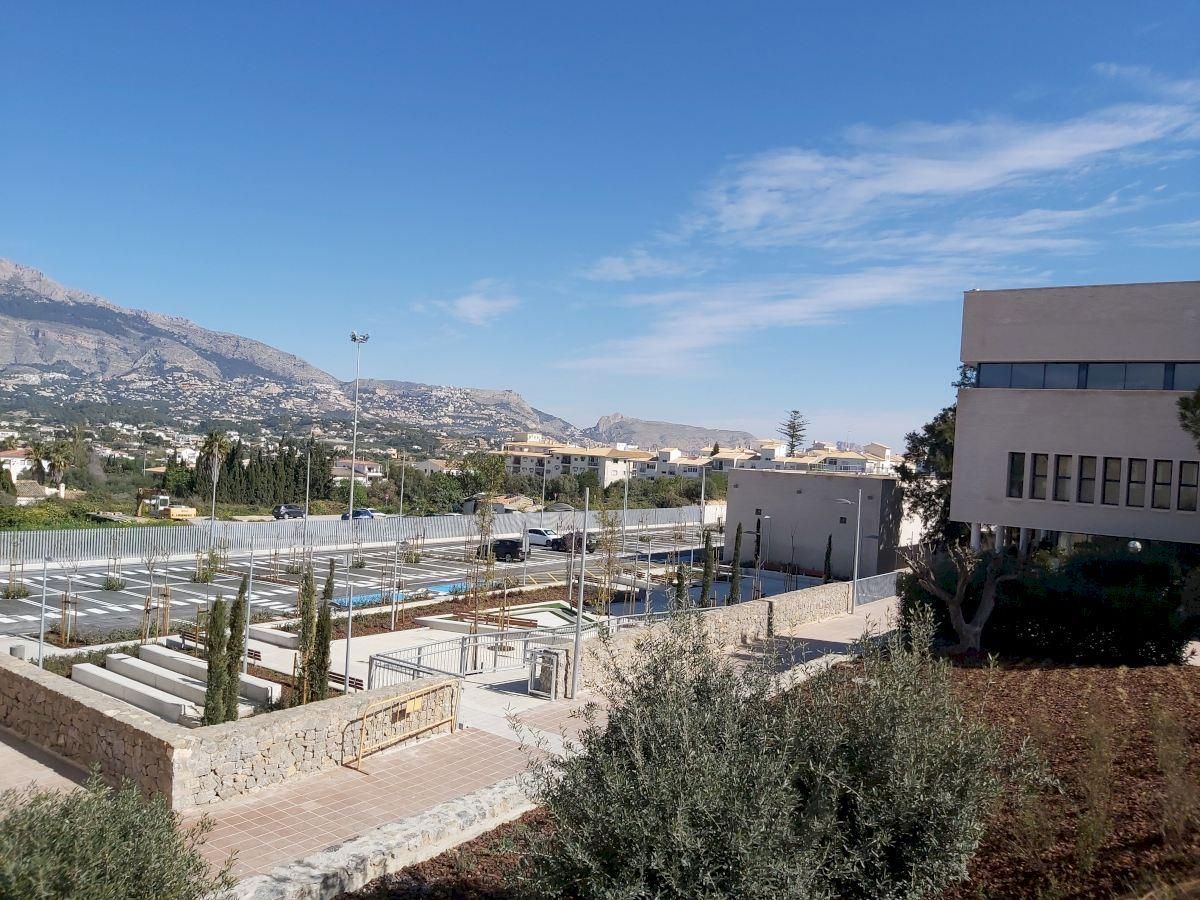 Campus de la facultad de Bellas Artes de Altea, que da nombre a todo el sector, con algunos de los terrenos del mismo al fondo.