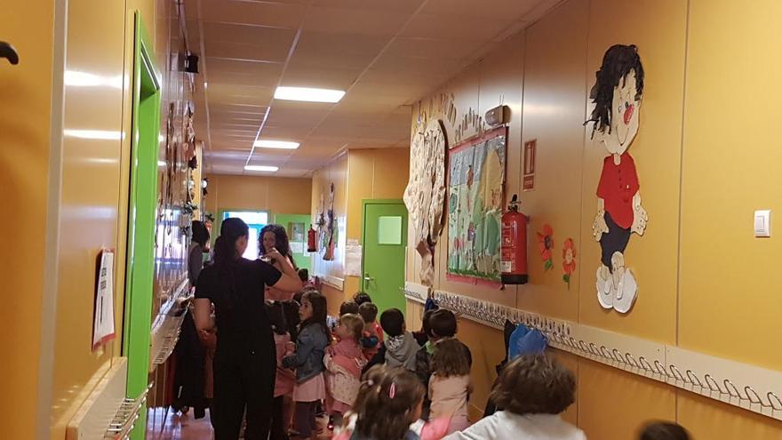 Los alumnos de infantil del colegio de La Corredoria entran en el aula tras el recreo.