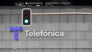 Archivo - Un semáforo en verde frente a la sede de Telefónica, a 28 de noviembre de 2023, en Madrid (España).