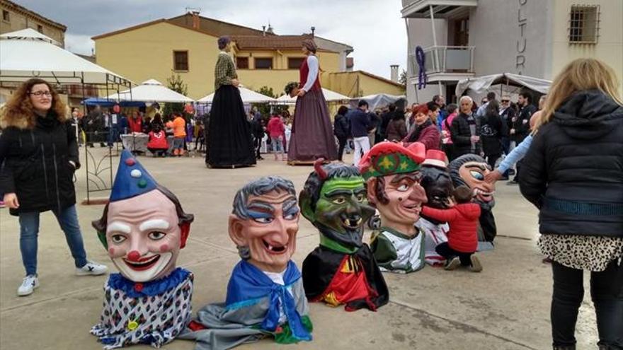 Los vecinos disfrutan de la jornada de San Jorge entre libros, degustaciones y actuaciones varias