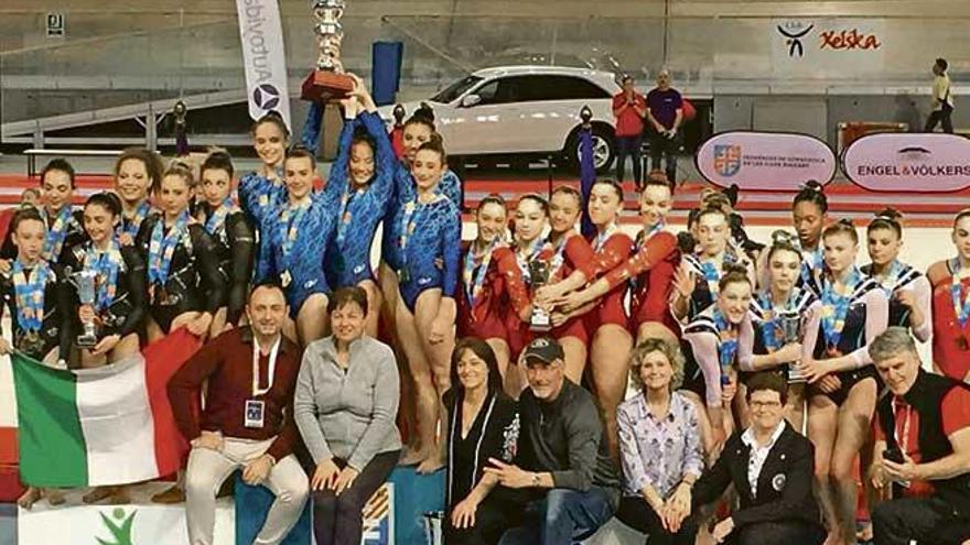 Las gimnastas del Xelska levantan la copa tras adjudicarse el Trofeu Ciutat de Palma.