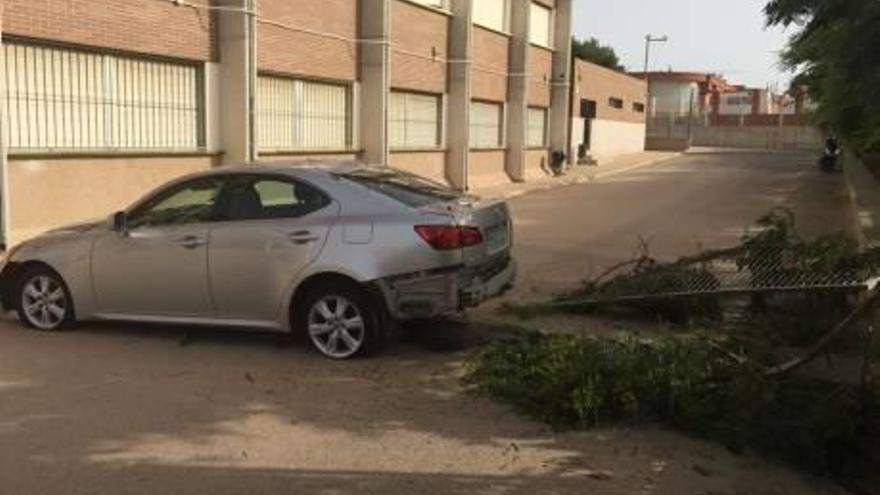 Un coche se empotra en el patio del IES Las Lagunas de Torrevieja