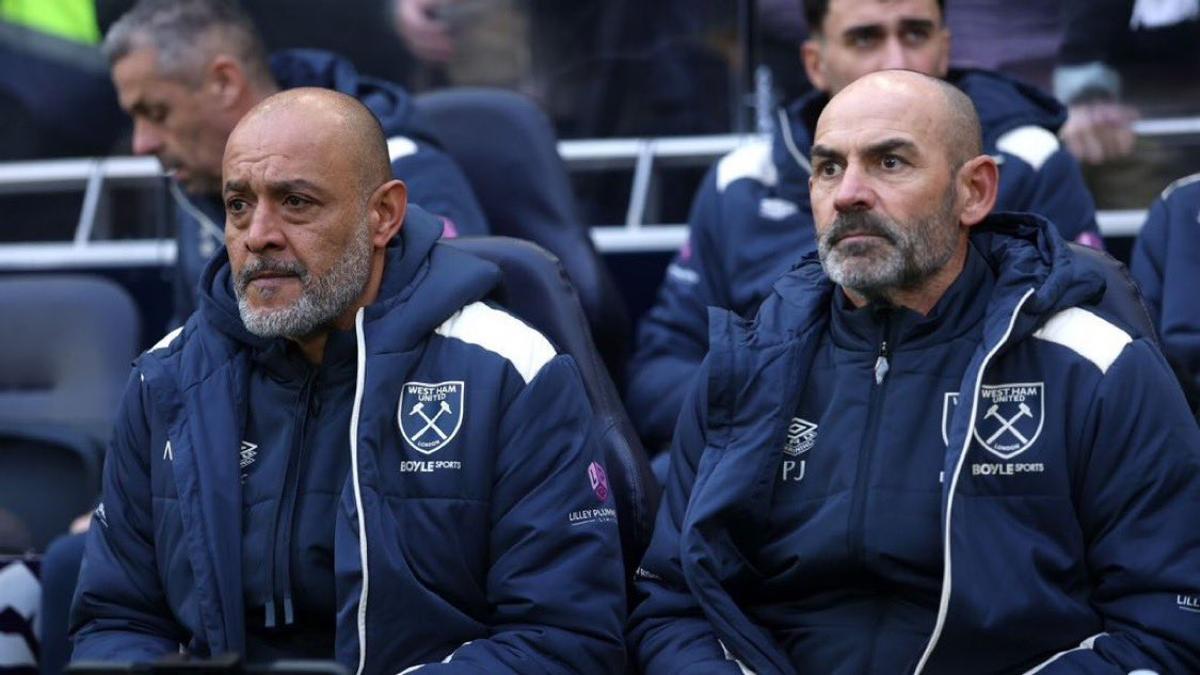 Junto a Nuno en el banquillo del West Ham en una imagen reciente.
