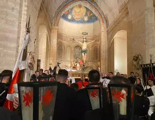 La lluvia silencia el Vía Crucis procesional en Toro