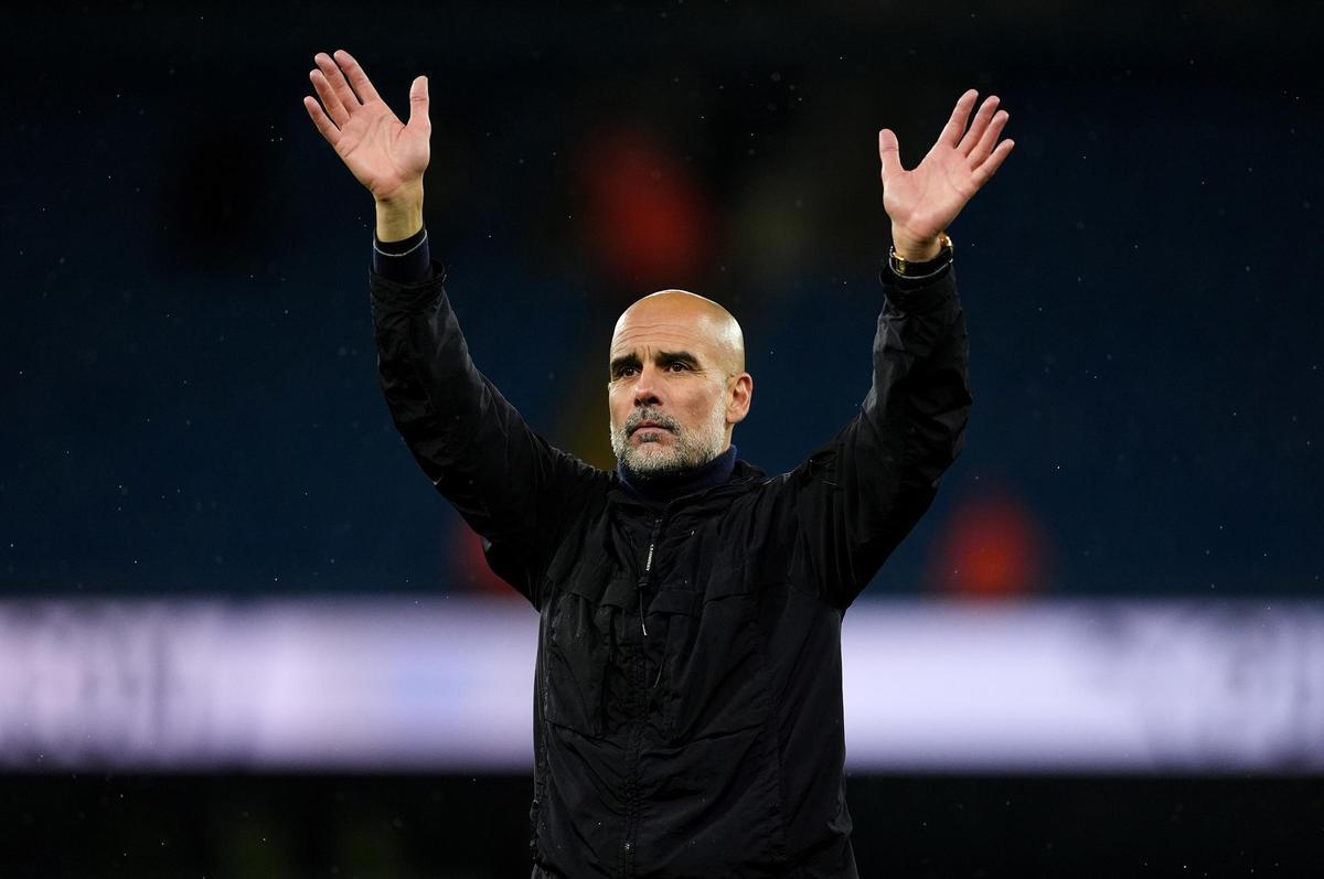 El entrenador del Manchester City, Pep Guardiola, saluda a la afición del club.