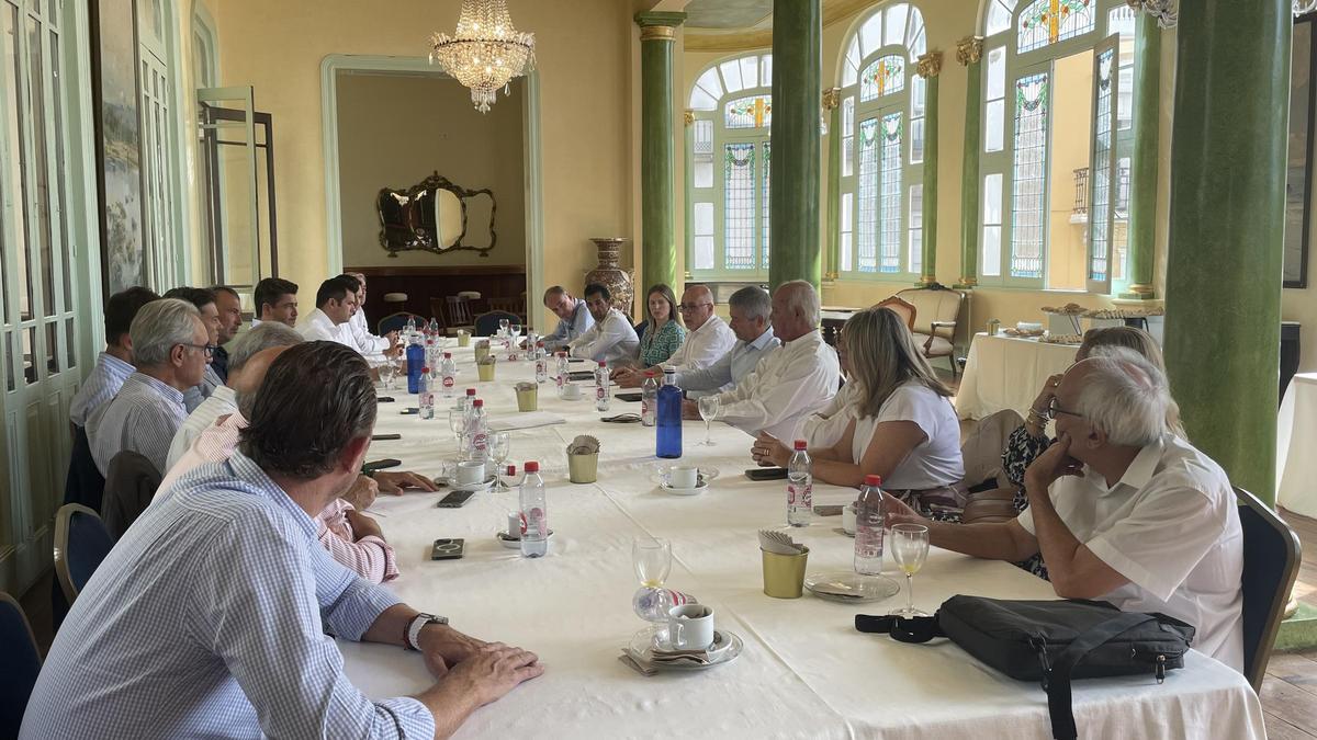 Antonio Morales junto al Círculo de Empresarios durante la reunión