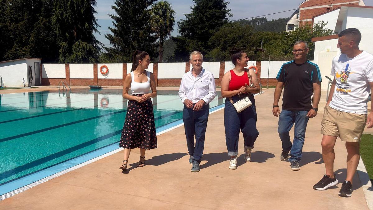 Miembros de la corporación municipal visitaron las instalaciones de la Piscina Municipal.