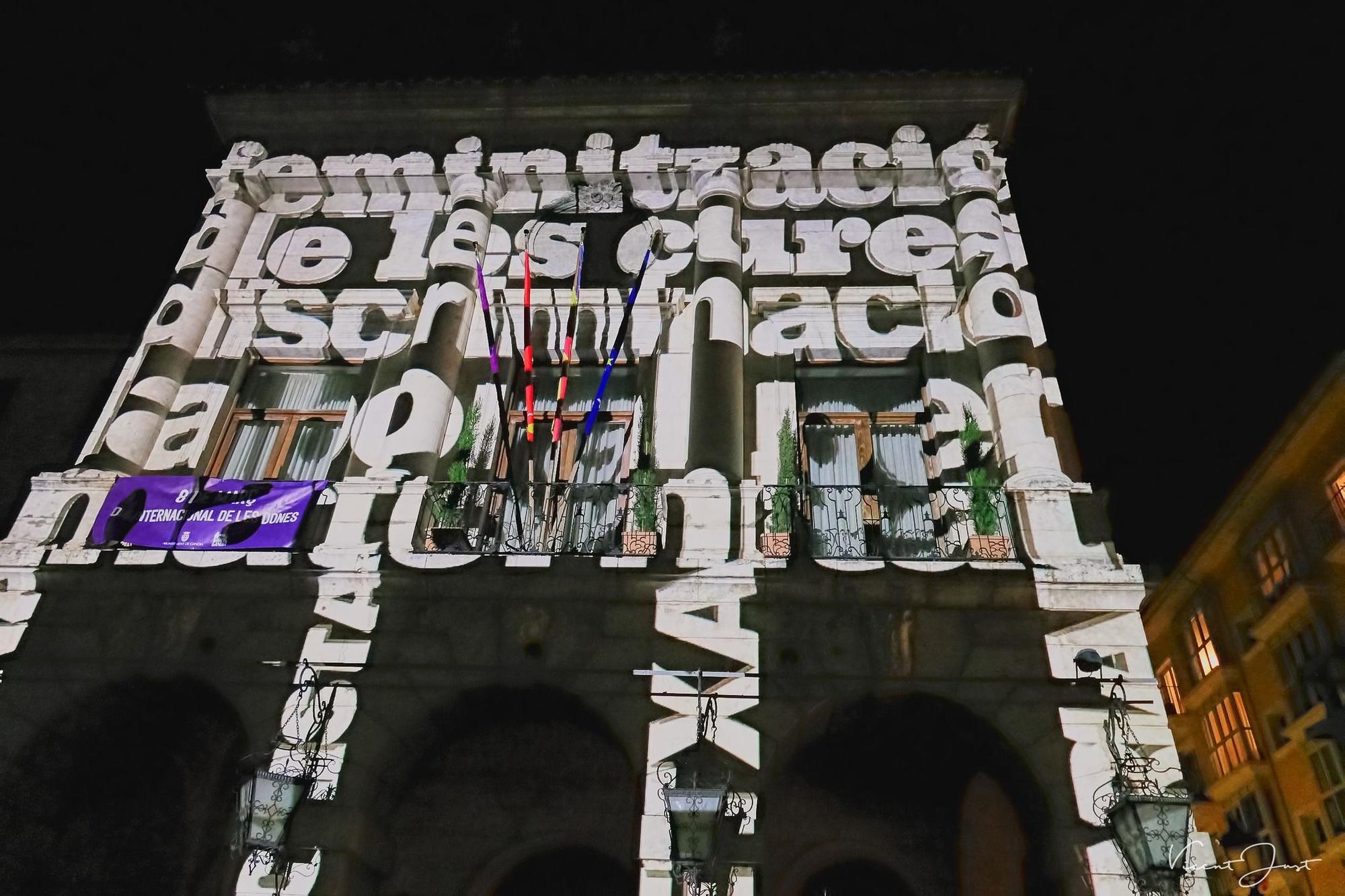 El espectacular videomaping en la fachada del Ayuntamiento de Gandia por el Dia de la Dona