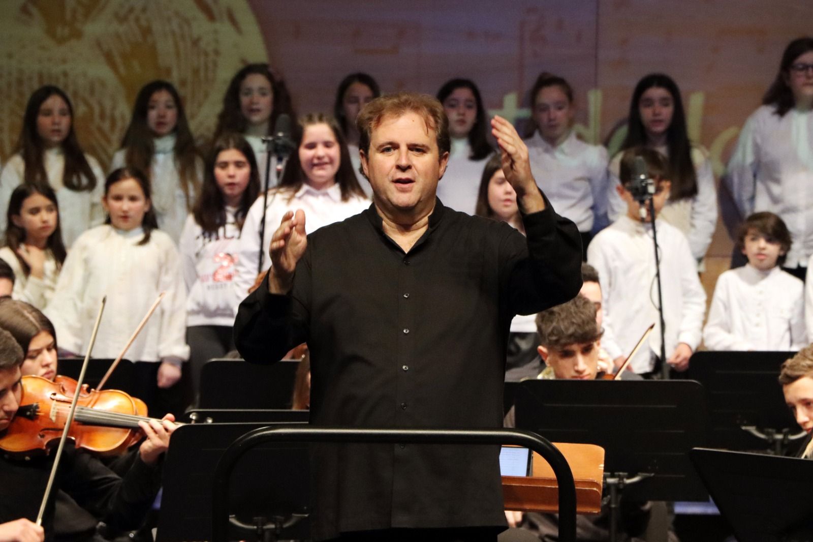 El director de la escuela de la UMA, en el acto de homenaje a los ángeles.