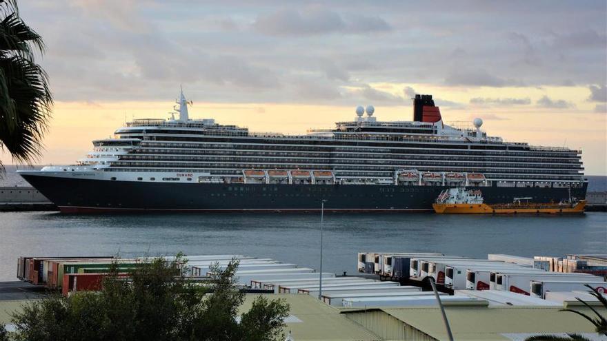 Un crucero con biblioteca e invernadero recala en Santa Cruz