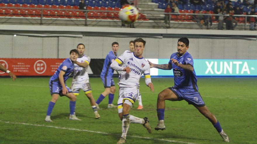 Un momento del partido disputado ayer en O Couto. | Iñaki Osorio