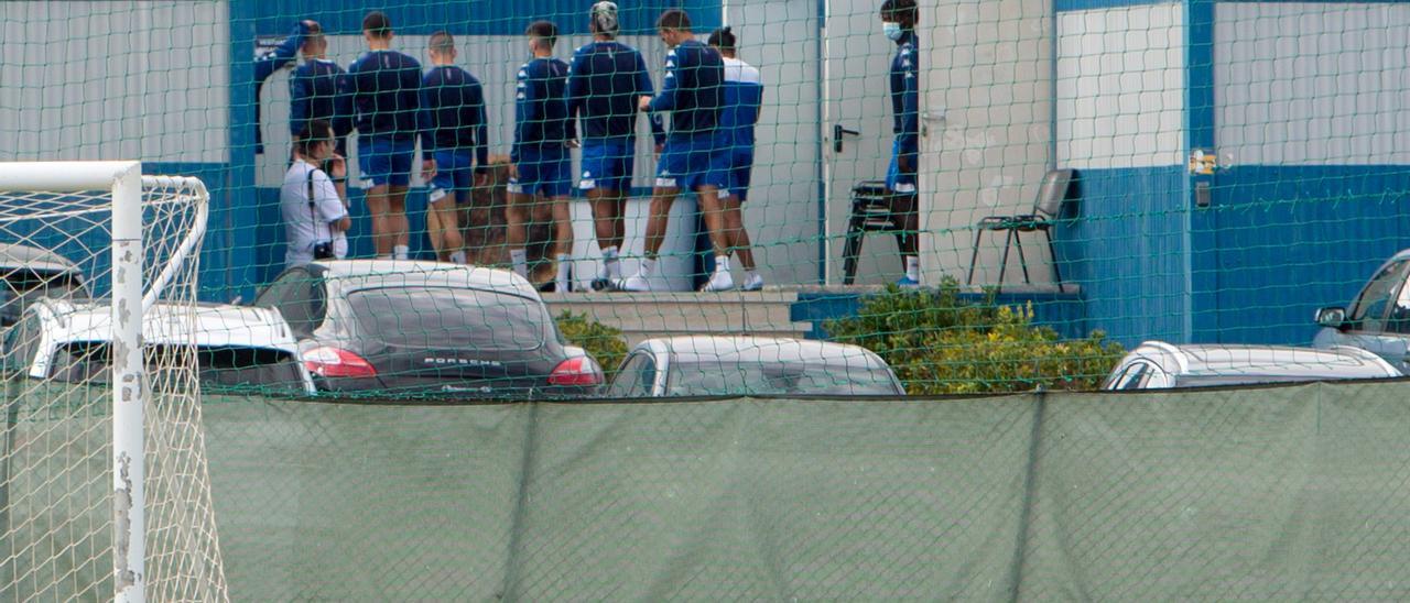 Los jugadores del Hércules salen de la sesión de vídeo posterior a la derrota contra el Levante B