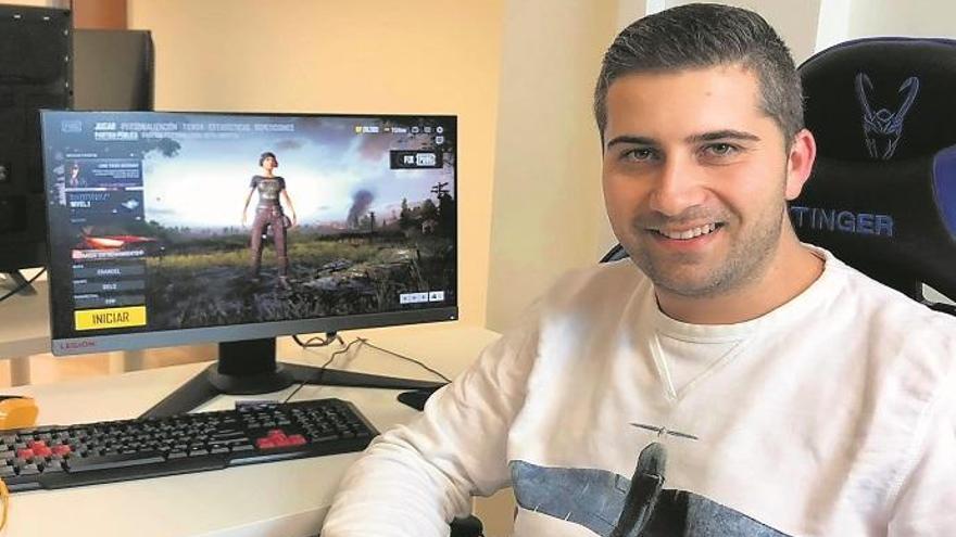 Julio Martín, coordinador de la Liga Canaria de eSports Hiperdino, junto a su ordenador mientras se dispone a jugar una partida