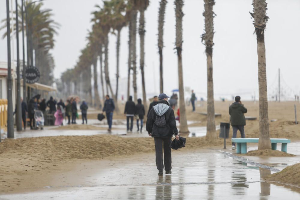 Paseo marítimo de la playa de Las Arenas (Cabanyal) cubierto de arena por el temporal