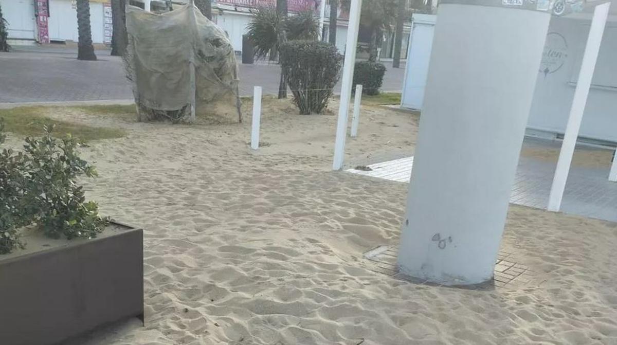 Die Stürme der zurückliegenden Tage haben viel Sand an der Playa de Palma vom Strand auf die Promenade geweht.