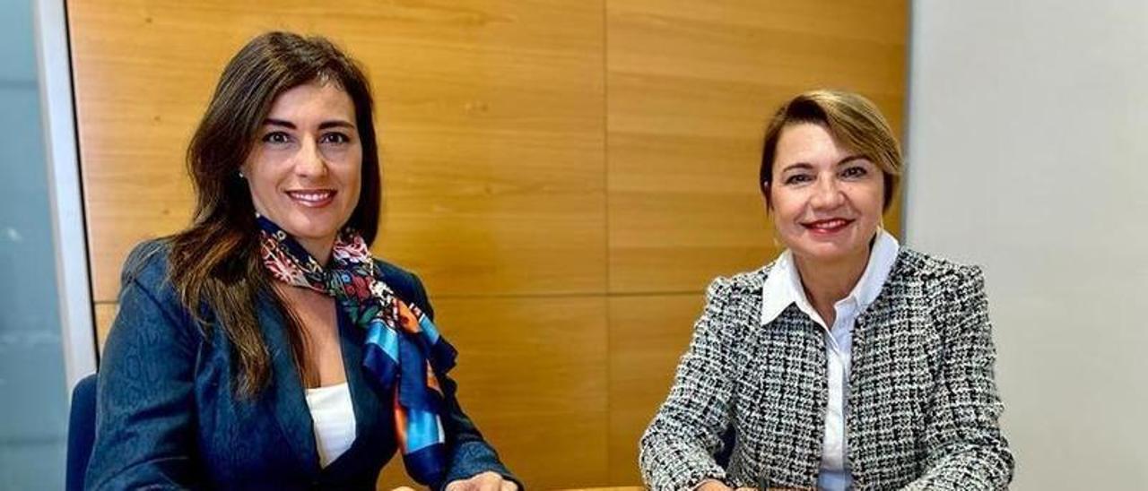 Las portavoces de Vox y PP, Idoia Ribas y Marga Duran, tras firmar el acuerdo.
