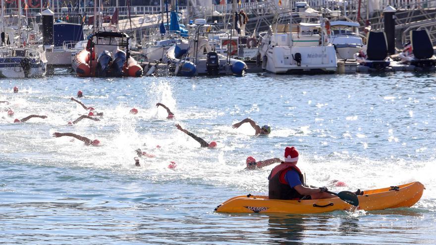 VÍDEO: Travesía a nado de Navidad en Gijón