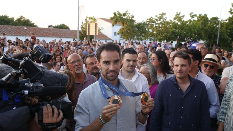 Llerena recibe a Álvaro Martín a gritos de &quot;campeón&quot;