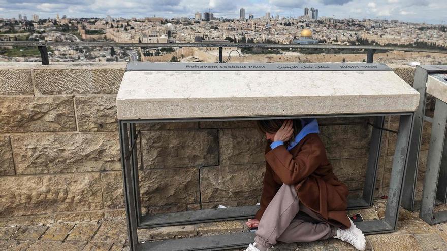 Sirenas y columnas de humo en el cielo de Jerusalén mientras Irán se prepara para represalias