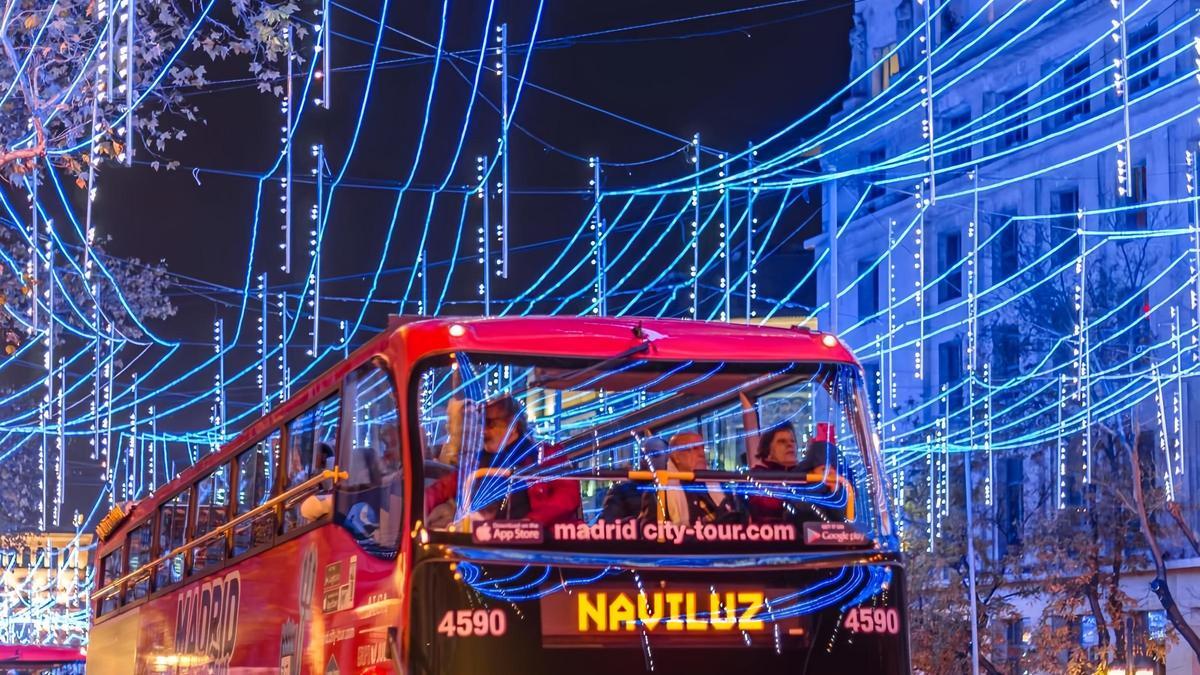 El autobús Naviluz parte de la calle Felipe IV y llega hasta la Plaza Cánovas del Castillo