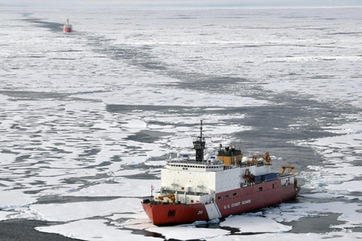 Vaixells de la guàrdia costanera canadenca travessen el mar gelat durant una expedició d’investigació a l’Àrtic.