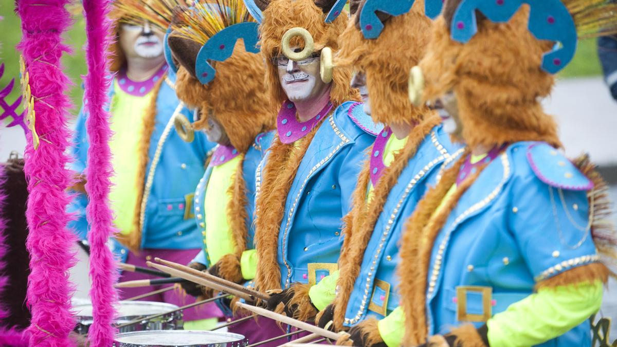 Comparsa musical en un desfile del Entroido coruñés.