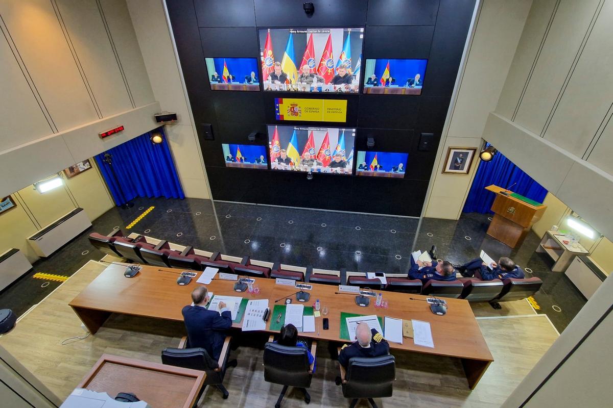 La ministra de Defensa, Margarita Robles, participa con el Jefe del Estado Mayor de la Defensa, almirante Teodoro Esteban López Calderón (a su derecha) y el Secretario de Política de Defensa, almirante Juan Francisco Martínez Núñez, en la videoconferencia ministerial de países donantes a Ucrania el pasado viernes 3 de febrero.