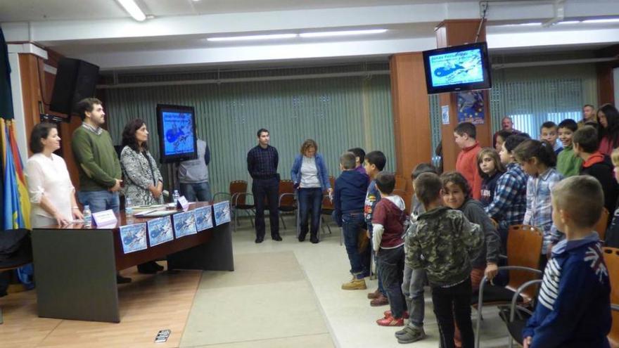 Silvia Méndez, Jonás Fernández y la directora del colegio de San Antolín, Visitación Blanco, con los alumnos.