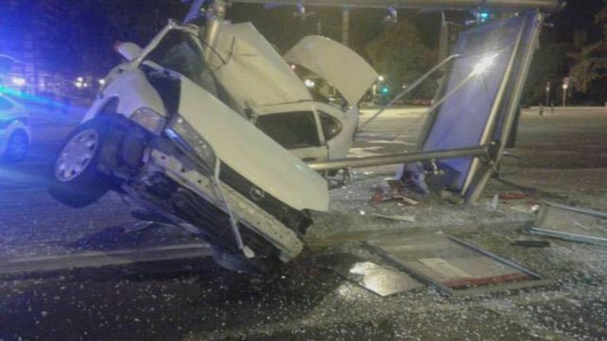 El coche del joven quedó destrozado por el impacto.