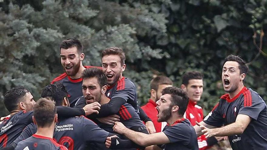 Los jugadores del Celta B celebran el gol de Borja Iglesias. // Eduardo Buxens