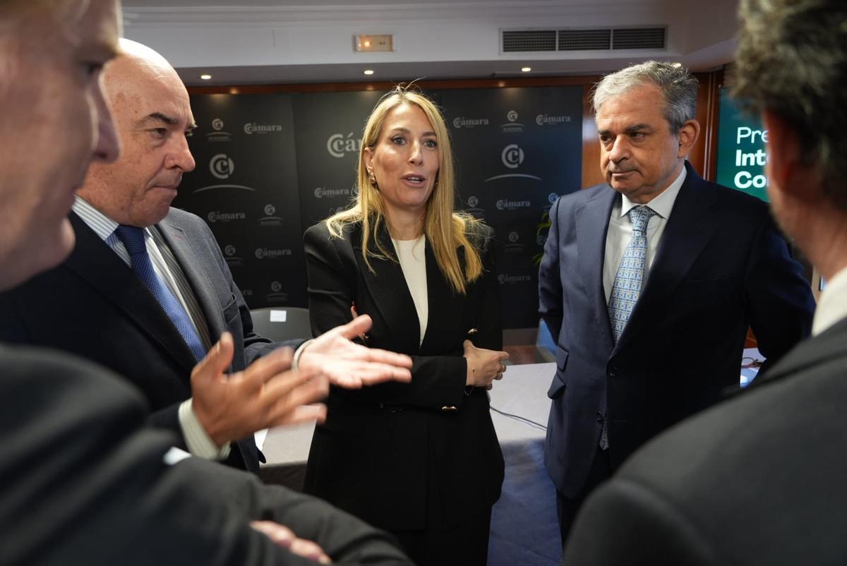 Guardiola charla con los presidentes de las Cámaras de Comercio, García Sardiña y Álvarez, respectivamente, y con el alcalde de Badajoz, este miércoles.