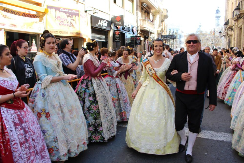 Recogida de premios de las comisiones falleras