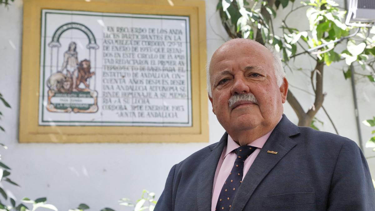 El presidente del Parlamento andaluz, en el Círculo de la Amistad, junto a la placa que conmemora la Asamblea de 1933.