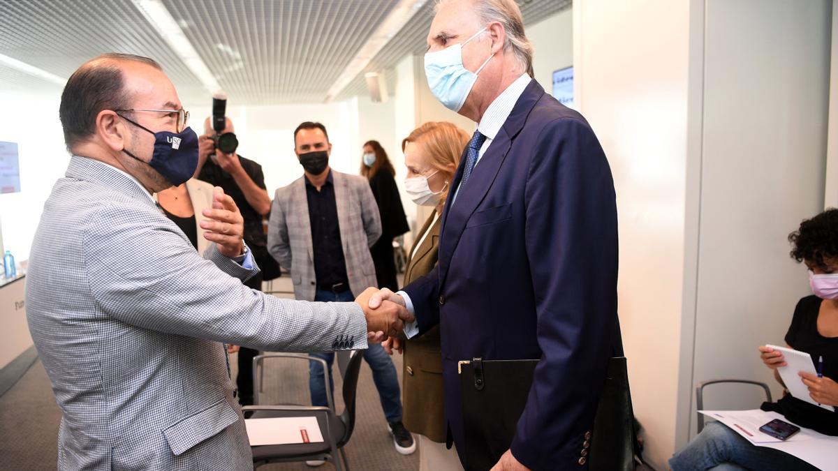 El presidente de la Fundación Barrié, José María Arias Mosquera, y el rector de la USC, Antonio López, presentan la realización del estudio.