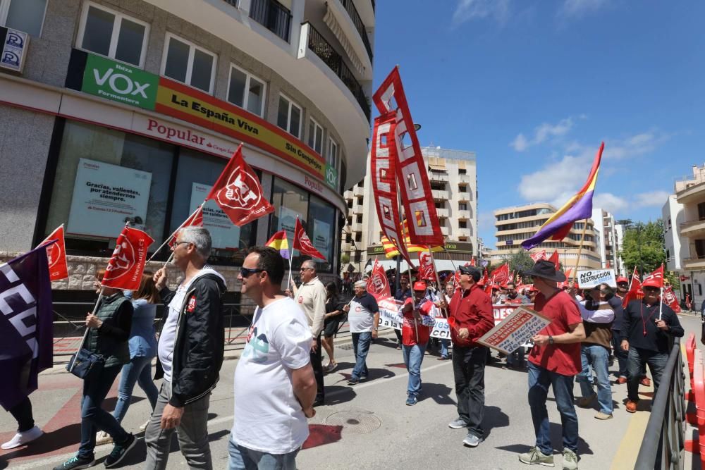 La reivindicación se concretó, durante la marcha por la avenida de España, en el grito «con [Albert] Rivera, no»