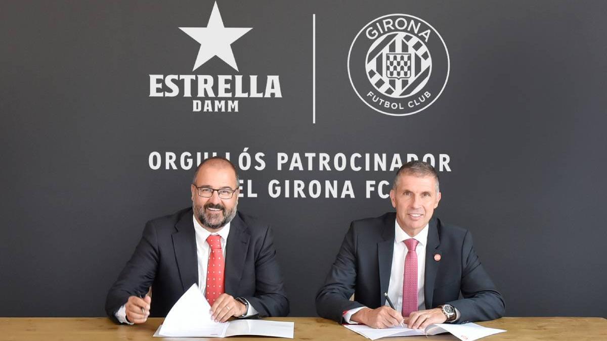 De izquierda a derecha: Jofre Riera, director de Patrocinios de Damm, y Delfí Geli, presidente del Girona FC, durante la renovación del acuerdo. ©Dani Rovira