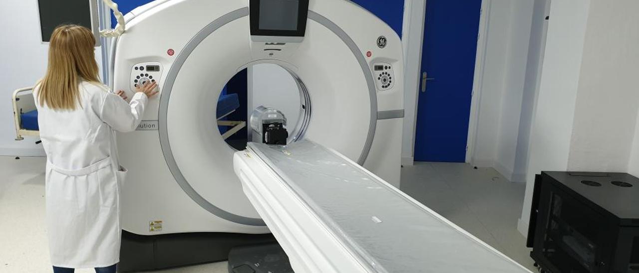 El equipo de tomografía axial computerizada (TAC) de la Fundación Amancio Ortega llegado a Elche.