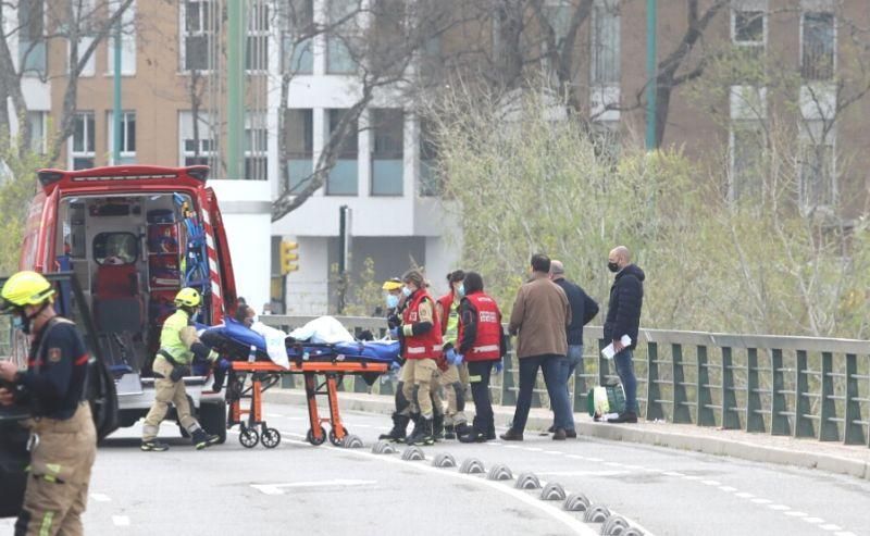 La Policía Nacional evita que un joven se suicide desde el puente de Hierro de Zaragoza