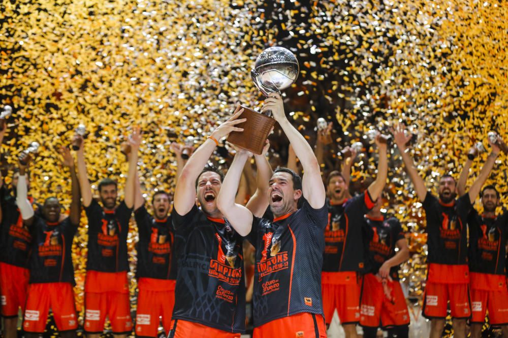 El Valencia Basket se proclamó campeón de Liga por primera vez en sus 30 años de historia. El capitán, Rafa Martínez, y el base belga Sam Van Rossom levantaron la copa de campeones ante el resto del equipo y miles de aficionados que llenaban La Fonteta