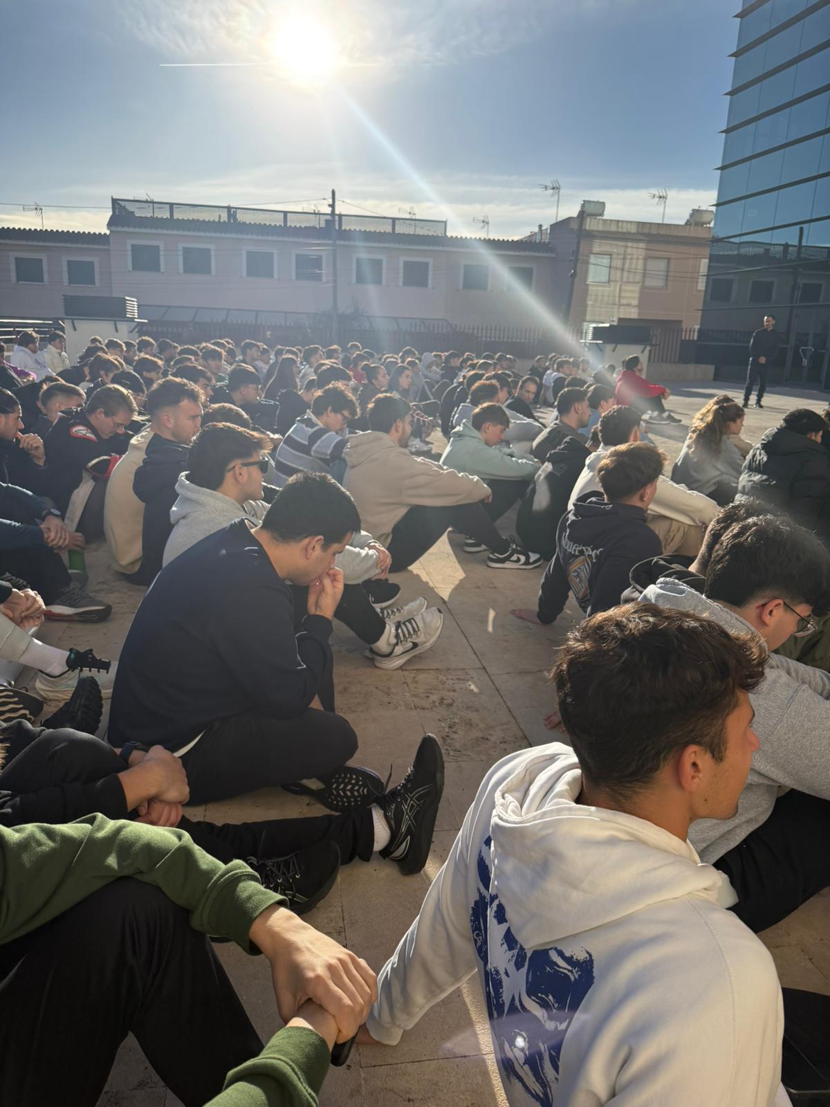Los alumnos del CESAG, en el patio durante la protesta