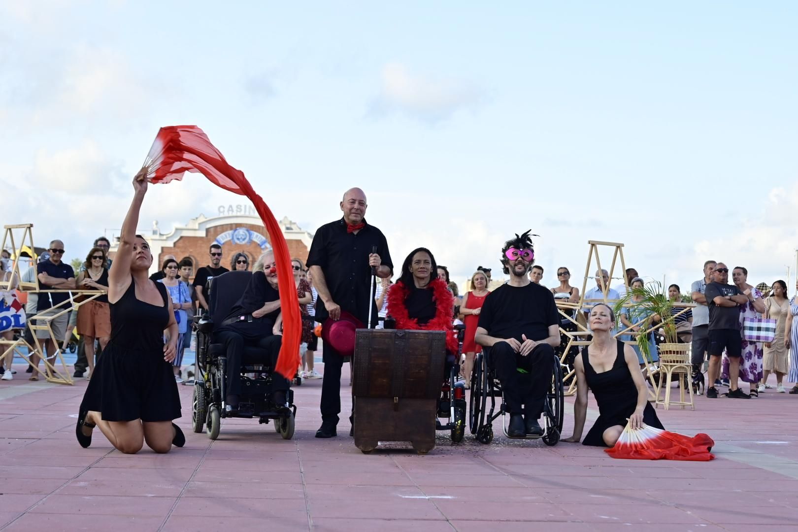 El Moll de Costa se viste de moda con el desfile solidario de Cáritas
