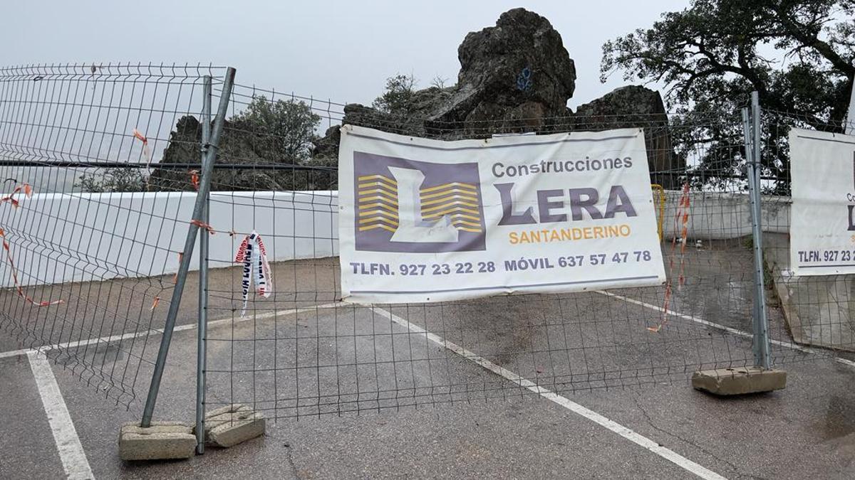 Imagen del muro, ya reconstruido y con la zona vallada.